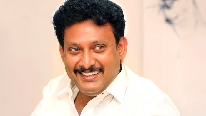 பள்ளிக் கல்வித்துறை அமைச்சரின் மகன் தமிழ் படிக்கலயா?