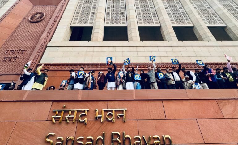 இந்தியா மற்றும் தேசிய ஜனநாயக கூட்டணி எம்.பி.க்கள் பாராளுமன்ற வளாகத்தில் போராட்டங்களுக்கு இடையே மோதல்