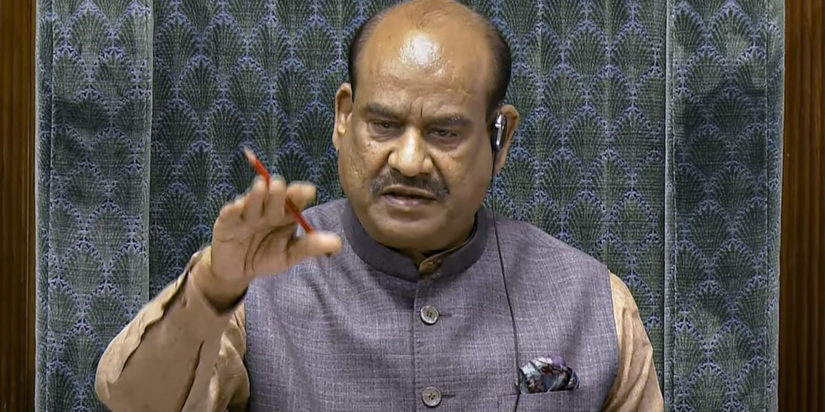 சபாநாயகர் ஓம் பிர்லாவின் நடத்தை நாடாளுமன்ற மரபுகளையும் எதிர்க்கட்சிகளின் குரலையும் குறைமதிப்பிற்கு உட்படுத்துகிறது.