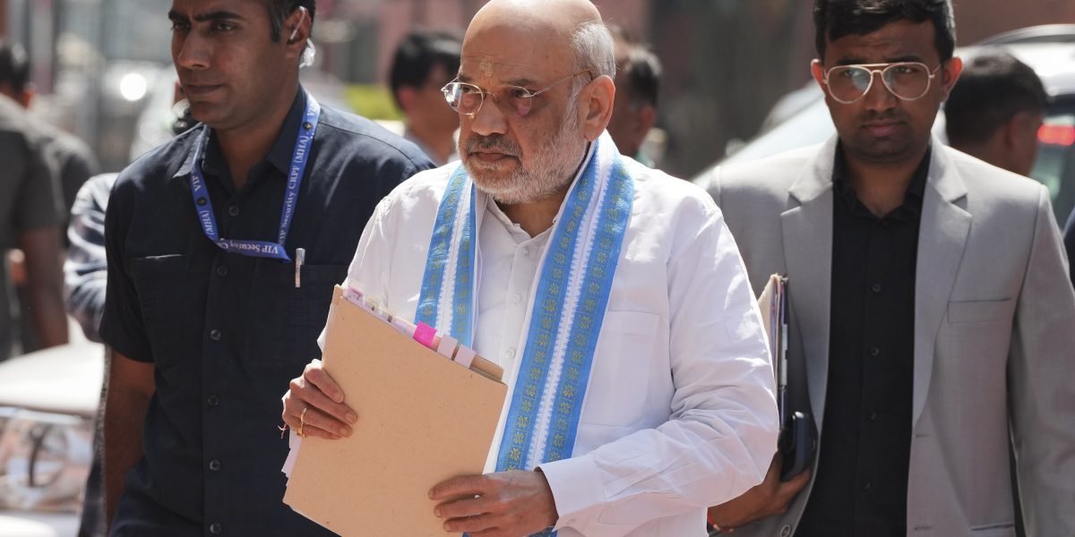 அமித் ஷா ஜம்மு-காஷ்மீர் வருகை: ஹுரியத் தலைவர் வீட்டுக் காவலில் வைக்கப்பட்டார், பல உள்ளூர்வாசிகளுக்கு காவல்துறை சம்மன் அனுப்பியுள்ளது.
