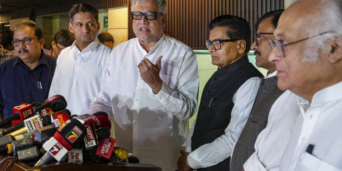 16 எதிர்க்கட்சிகள் பிரதமருக்கு எழுதிய கூட்டுக் கடிதம்: பஹல்காம் தாக்குதல், ஆபரேஷன் சிந்தூர் மற்றும் பாகிஸ்தானுடனான மோதலின் பின்னணி குறித்து நாடாளுமன்றத்தில் விவாதம் கோரிக்கை!