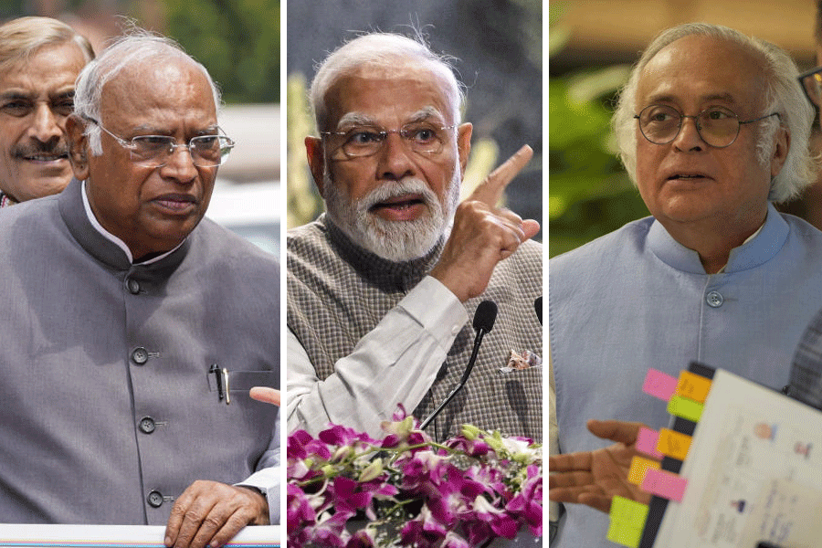 Quit India இயக்கத்தை பிரதமர் மோடி போற்ற, RSS-ன் எதிர்ப்பை காங்கிரஸ் சுட்டிக்காட்டியது !