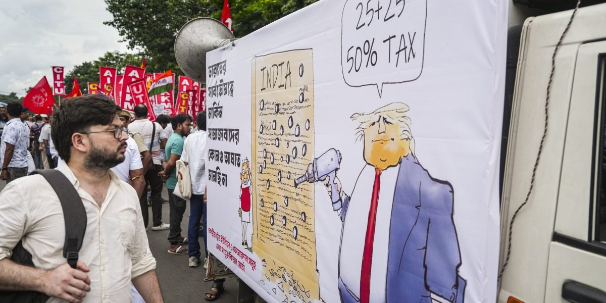 அமெரிக்காவின் 50% வரி விதிப்பு: இந்திய ஏற்றுமதிக்கு பெரும் பின்னடைவு!