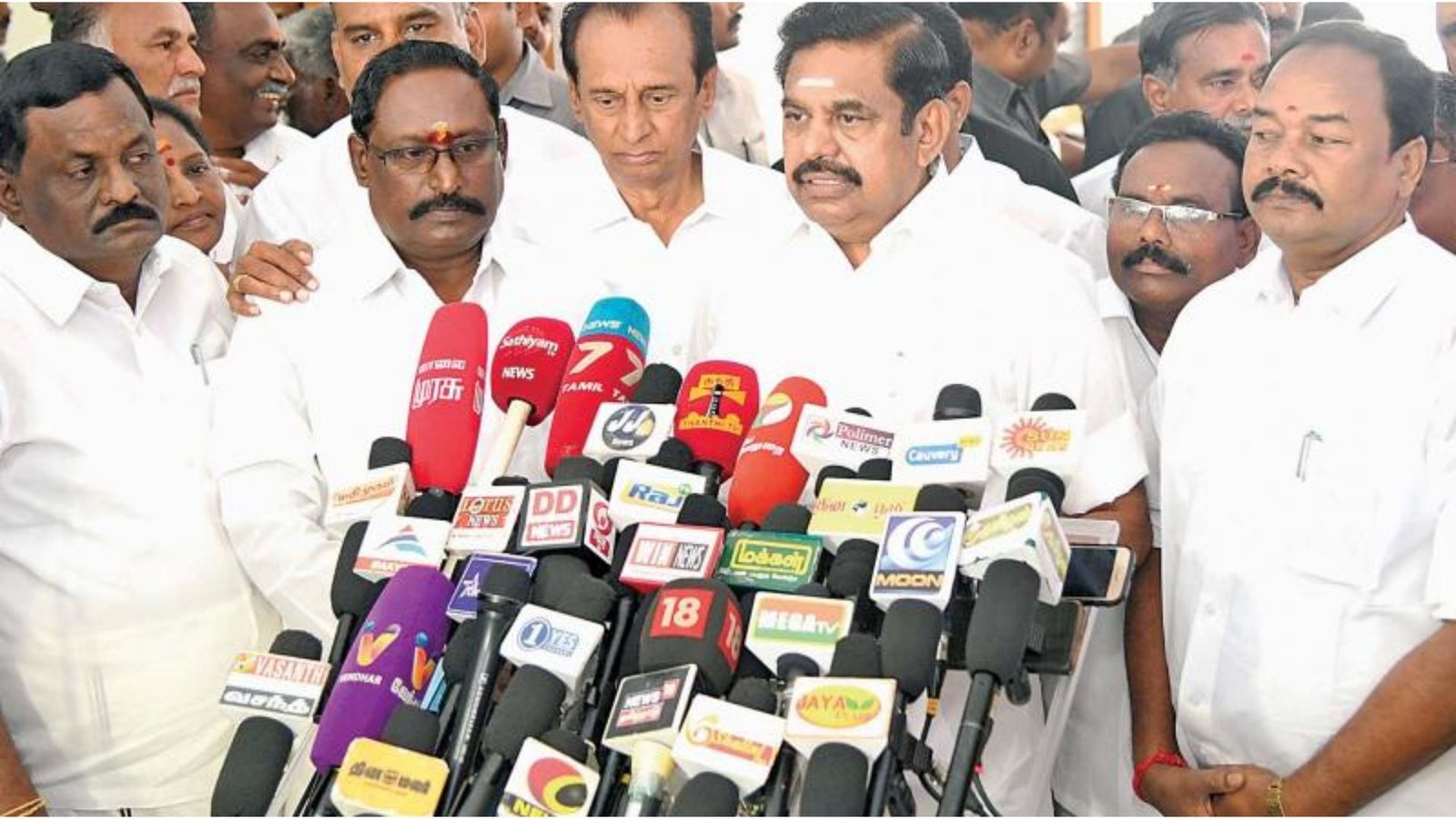 தமிழக ஆளுநருடன் எடப்பாடி பழனிசாமி அவசர சந்திப்பு: அரசியல் வட்டாரத்தில் பரபரப்பு!