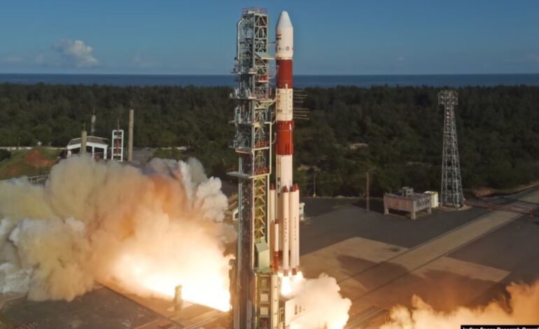 16 செயற்கைக்கோள்கள்… ஒரு வெற்றி: இஸ்ரோவின் சாதனையும், டெல்லியின் விளம்பர மோகமும்!