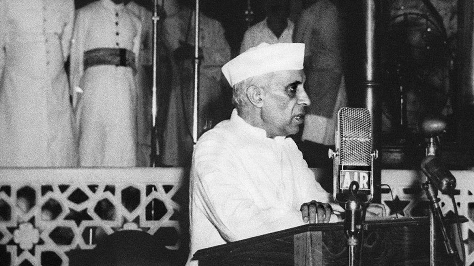 கோமாளித்தனமா? கொள்கை முடிவா? – நேரு கட்டமைத்த நவீன இந்தியாவும், இன்றைய சவால்களும்