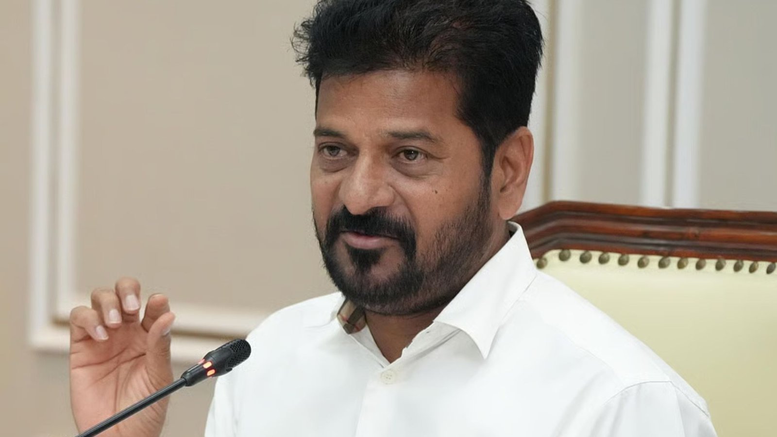 பெற்றோரைக் கைவிட்டால் சம்பளத்தில் கட்! – தெலங்கானா முதலமைச்சர் ரேவந்த் ரெட்டியின் அதிரடி உத்தரவு