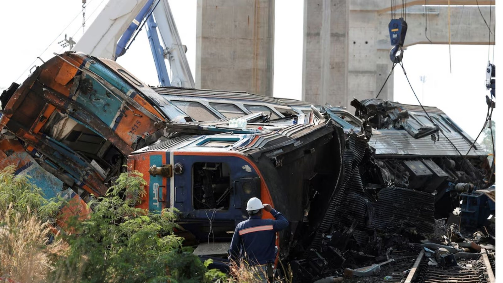 தாய்லாந்தில் பயங்கரம்: ஓடும் ரயில் மீது சரிந்து விழுந்த ராட்சத கிரேன் – 22 பேர் உடல் நசுங்கி பலி!