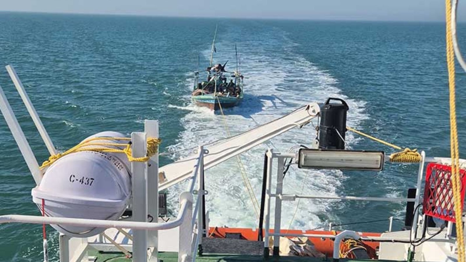 இந்திய கடல் எல்லைக்குள் ஊடுருவல்: 9 பாகிஸ்தான் மீனவர்கள் கைது; படகு பறிமுதல்!