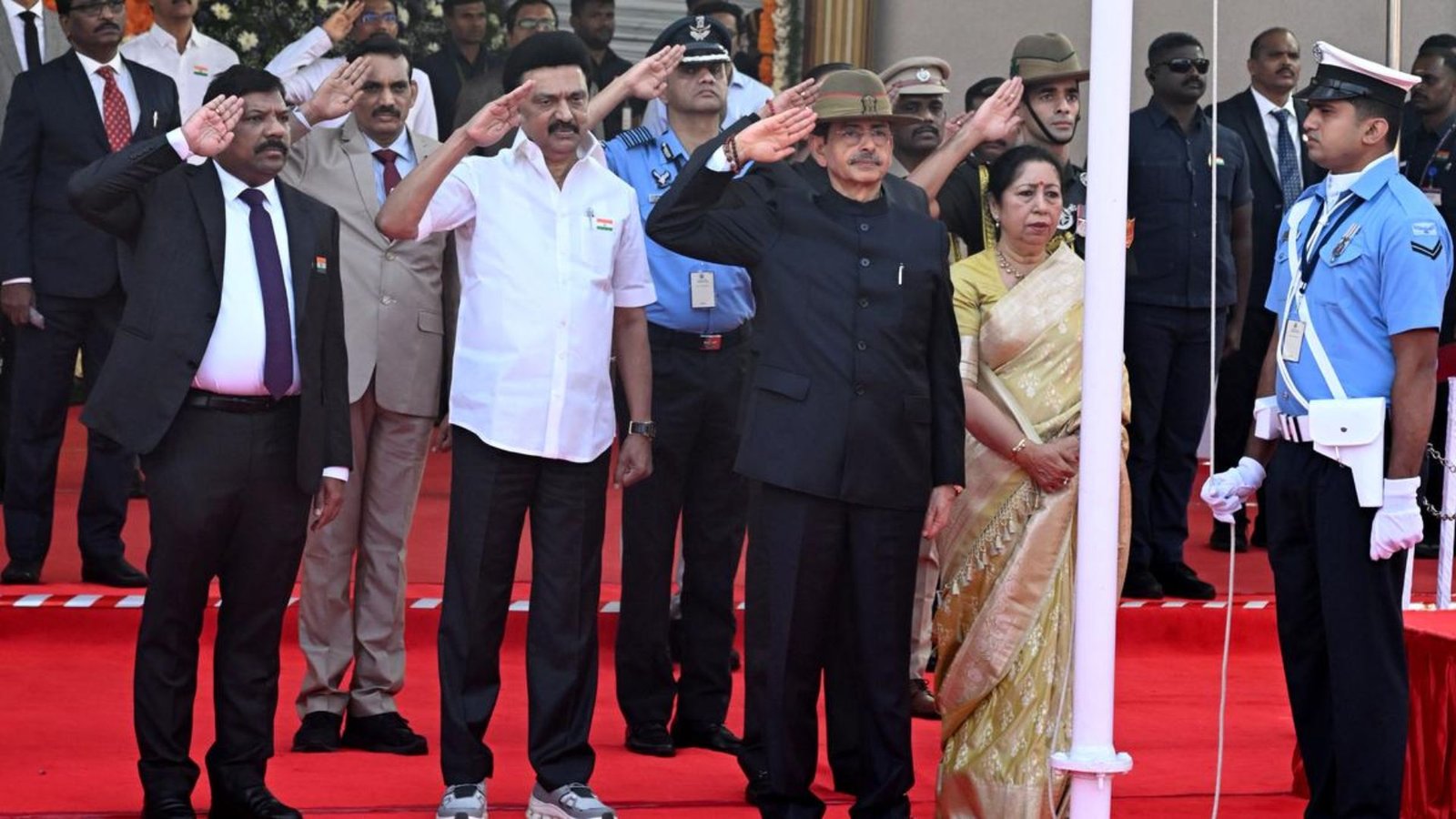 சென்னையில் 77-வது குடியரசு தின விழா: ஆளுநர் ஆர்.என்.ரவி கொடியேற்றினார் – முப்படையினரின் கம்பீர அணிவகுப்பு!