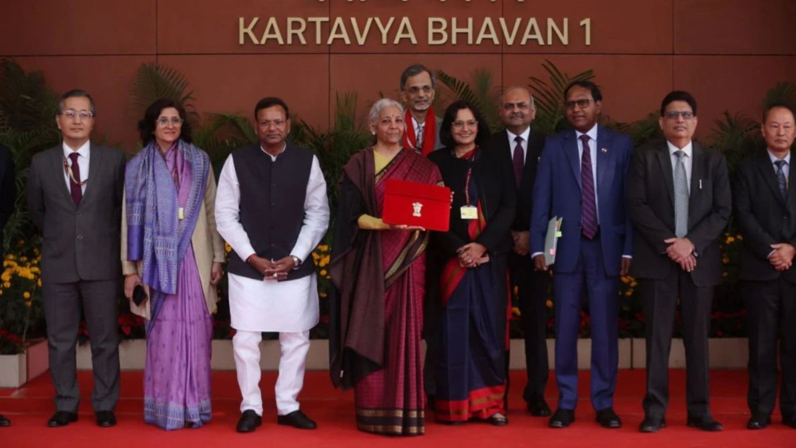 பட்ஜெட் 2026: நிதியமைச்சக அதிகாரிகளுடன் நிர்மலா சீதாராமன் பாரம்பரியப் புகைப்படம்!