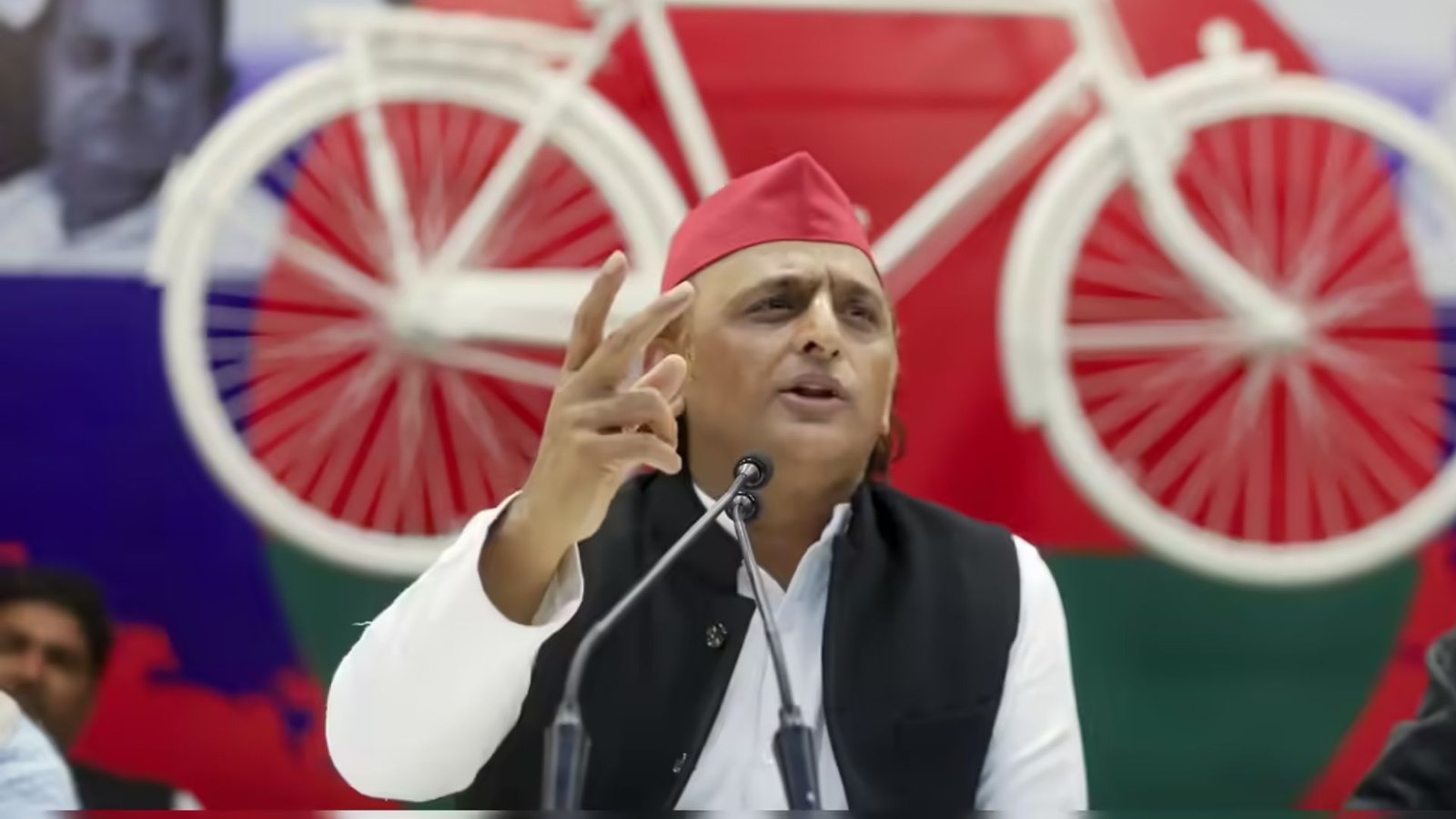 உத்தரப்பிரதேசத்தில் “பெரிய சதி”: அகிலேஷ் யாதவ் முன்வைக்கும் அதிரடி குற்றச்சாட்டுகள் – என்ன நடக்கிறது?