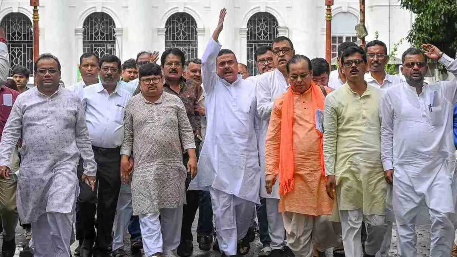 மதத்தை மாற்றினால் தான் சாலை? சுவேந்து அதிகாரியின் பேச்சால் மேற்கு வங்கத்தில் புதிய சர்ச்சை!