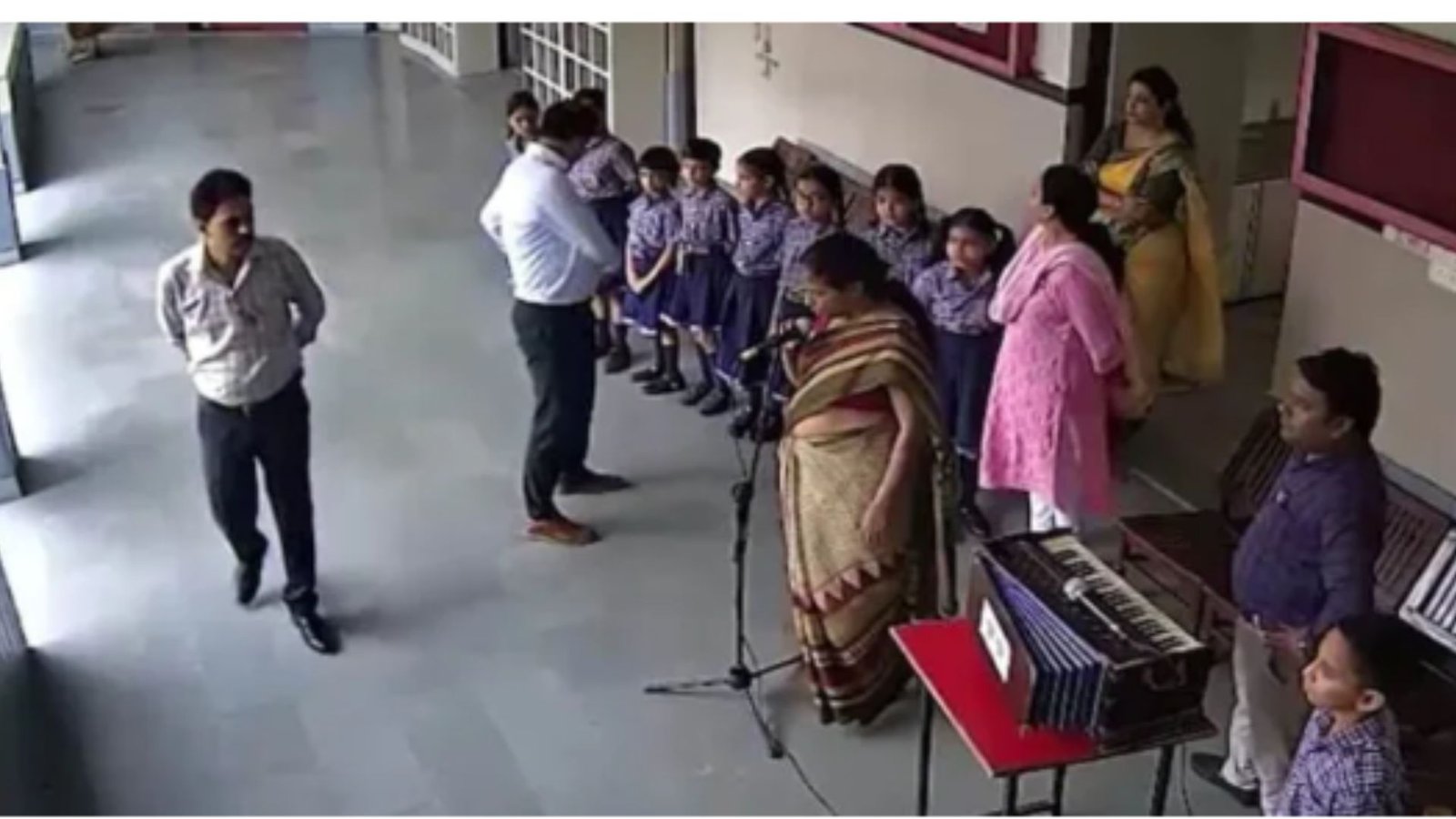 மாணவர்களை தொழுகை செய்ய வற்புறுத்திய தலைமை ஆசிரியர் சஸ்பெண்ட்! மதுராவில் பரபரப்பு!