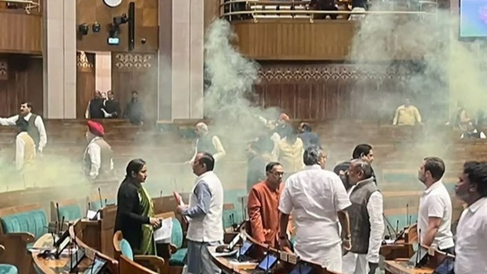 டெல்லி நாடாளுமன்றத்திற்கு வெடிகுண்டு மிரட்டல்: பள்ளிகளிலும் பதற்றம் – தீவிர சோதனை!