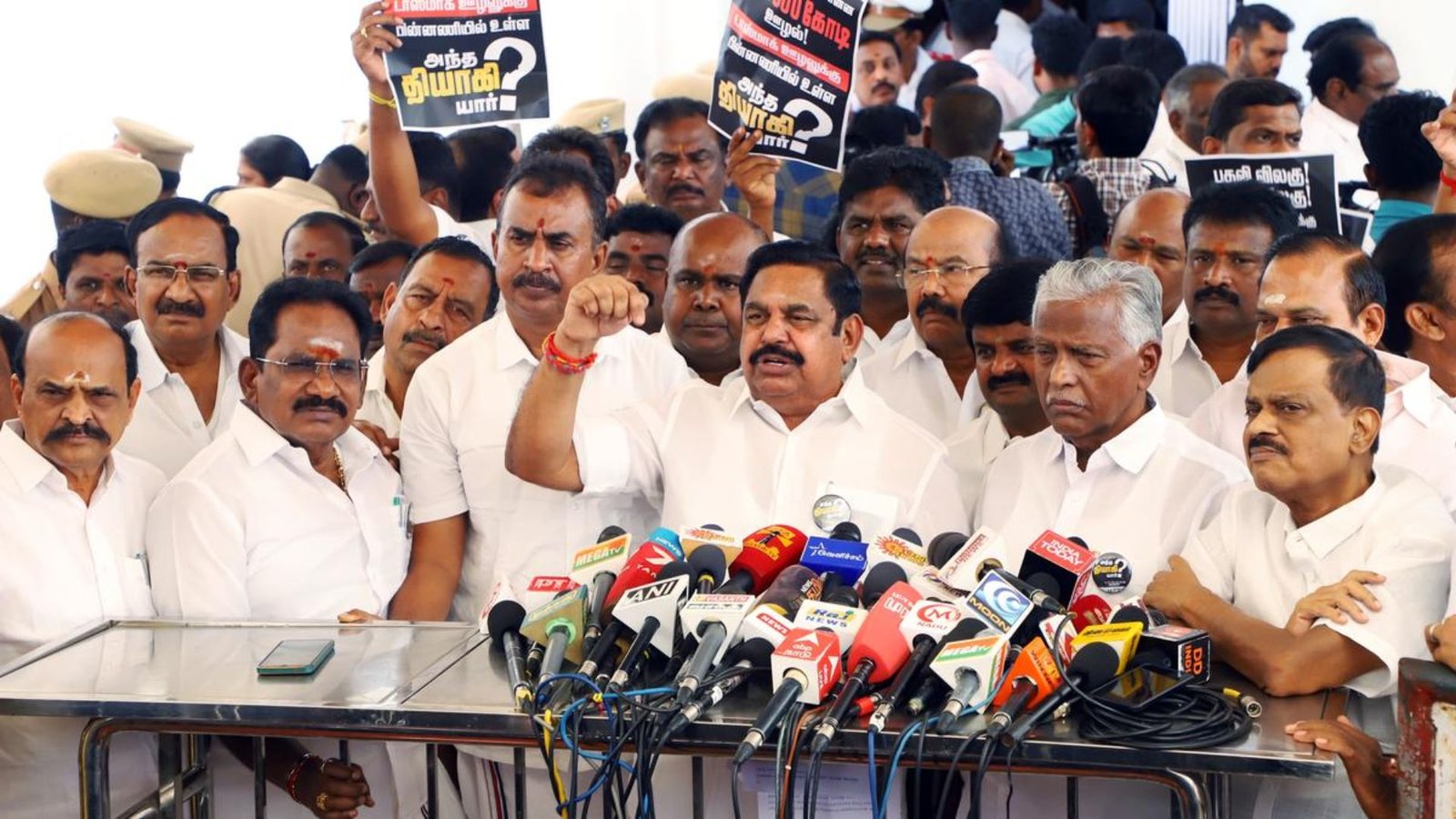 சட்டப்பேரவையில் பரபரப்பு: ‘காதுகுத்து விழா’ அழைப்பிதழுடன் அதிமுக!