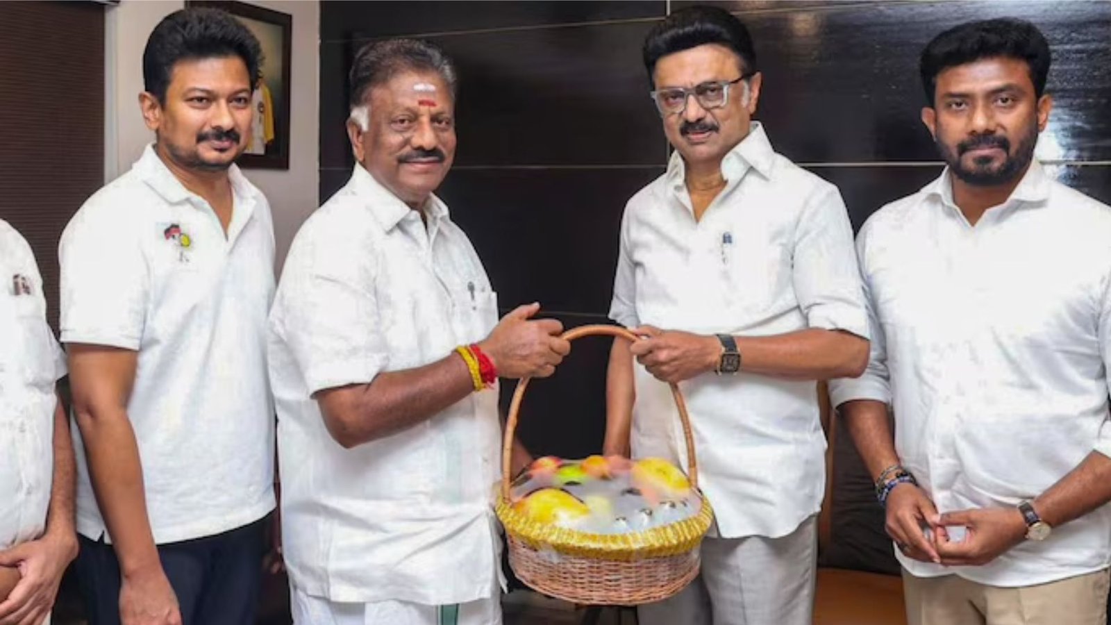 சட்டப்பேரவையில் ஸ்டாலின் – ஓபிஎஸ் சந்திப்பு: 2026 தேர்தலுக்கான ‘மாஸ்டர் பிளான்’ தொடக்கமா?