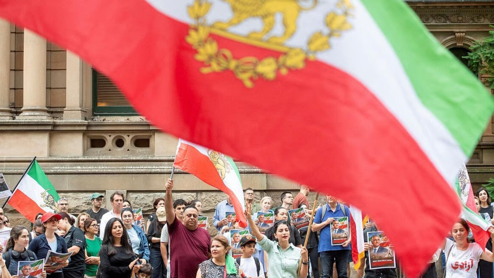 ஈரானில் போர் மேகங்கள்: “உடனடியாக வெளியேறுங்கள்” – இந்தியர்களுக்குத் தூதரகம் அவசர எச்சரிக்கை!