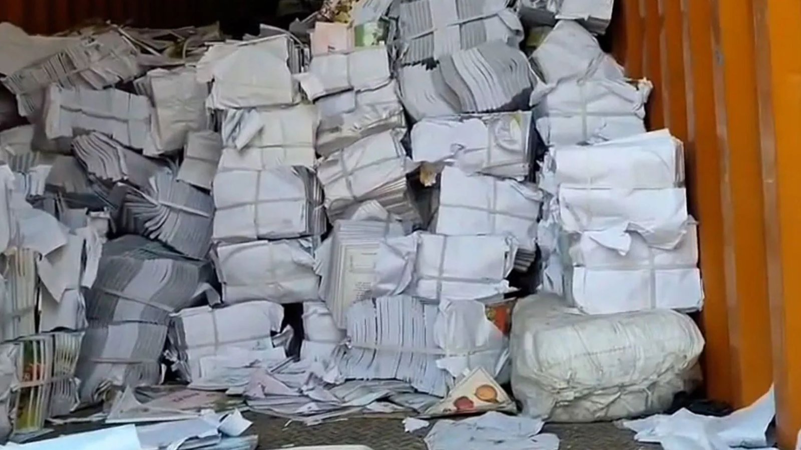 அதிர்ச்சி: அரசுப் பள்ளி மாணவர்களின் ‘எதிர்காலம்’ கிலோ ₹4-க்கு விற்பனை! – உ.பி-யில் 10 டன் புத்தகங்கள் பறிமுதல்.