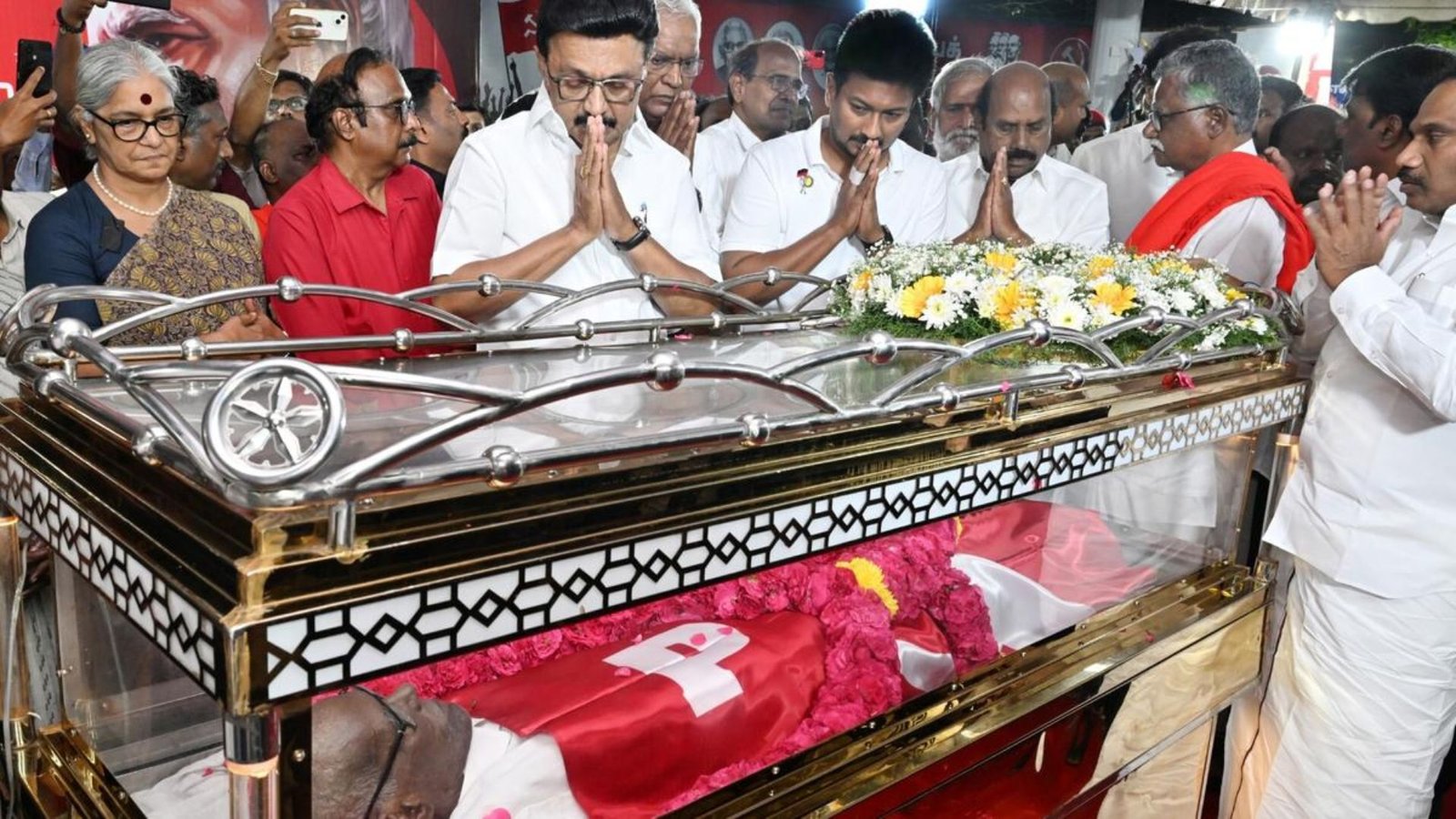 விடைபெற்றார் எளிமையின் சிகரம்: நல்லகண்ணு உடலுக்கு 72 குண்டுகள் முழங்க அரசு மரியாதை! முதல்வர் ஸ்டாலின் நேரில் அஞ்சலி.