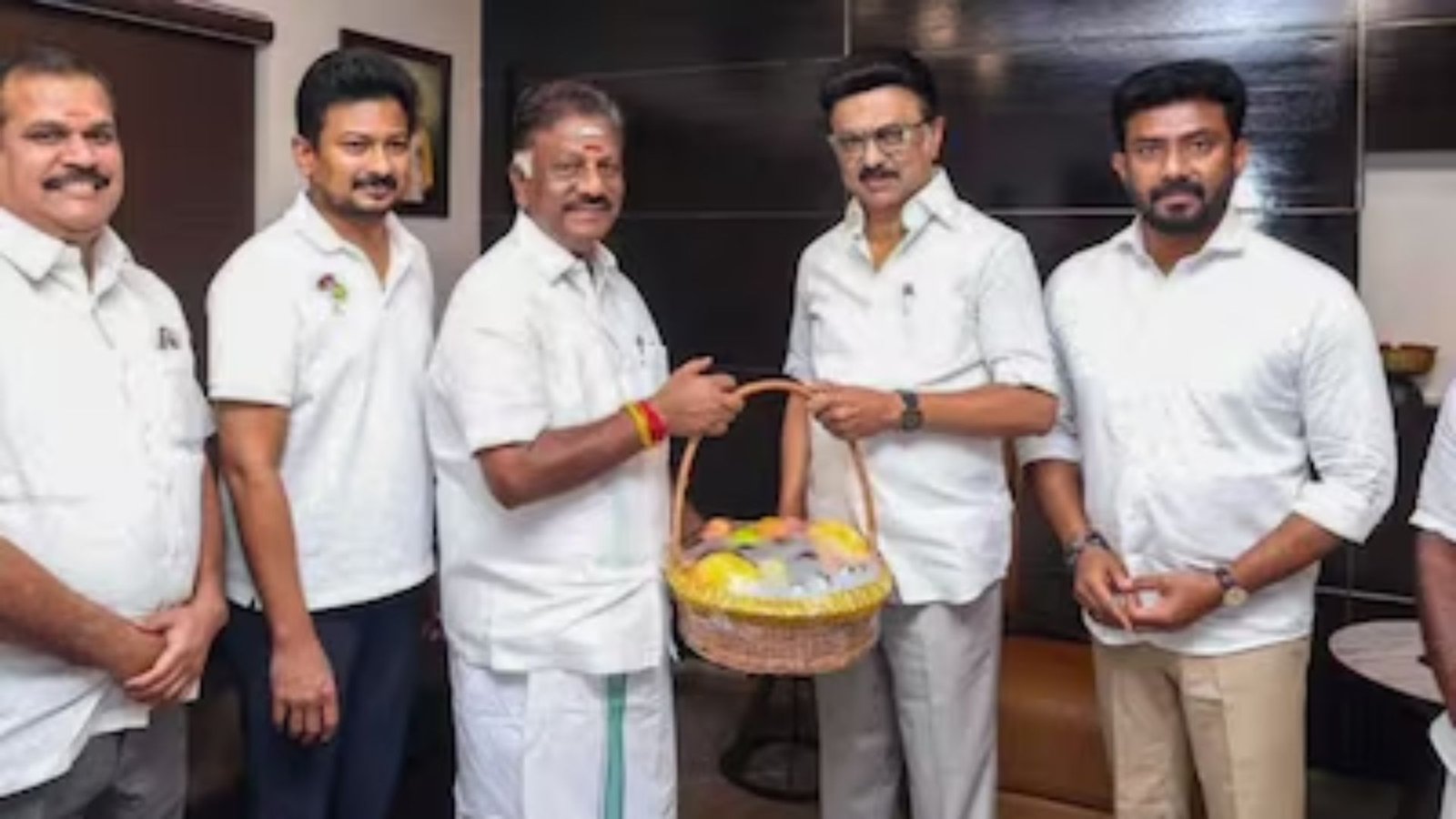 தமிழக அரசியலில் மெகா திருப்பம்! திமுக-வில் இணைந்தார் ஓ.பன்னீர்செல்வம் – முதல்வர் ஸ்டாலின் முன்னிலையில் கையெழுத்து.