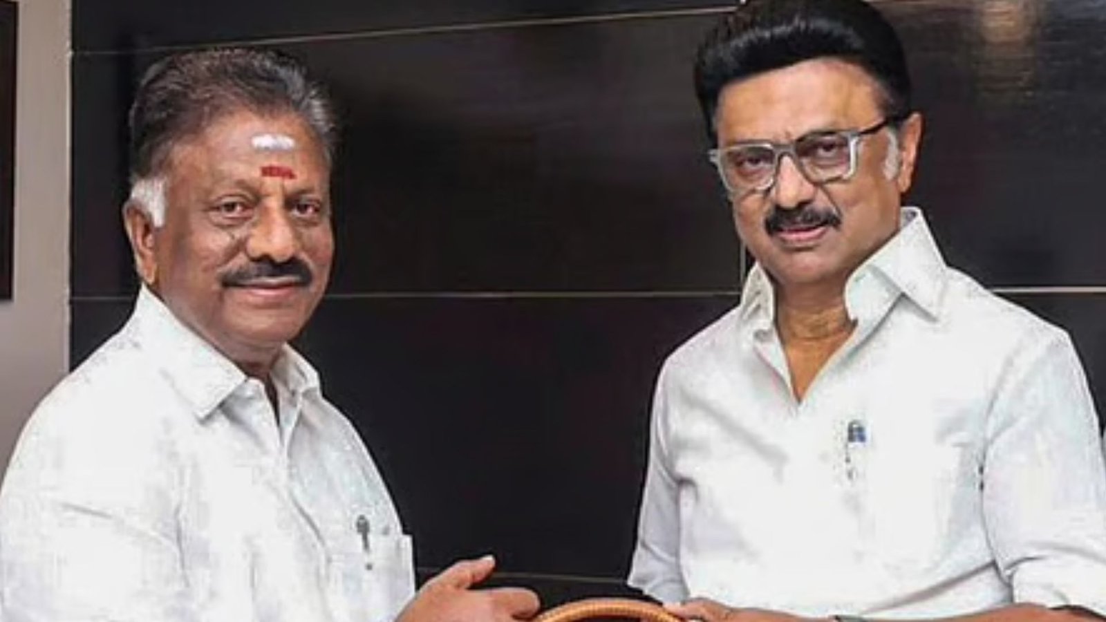 “வருக சகோதரரே!” – ஓபிஎஸ்-ஐ கட்டித் தழுவி வரவேற்ற ஸ்டாலின்: “பாசிசத்திற்கு எதிரான போர் இது!”