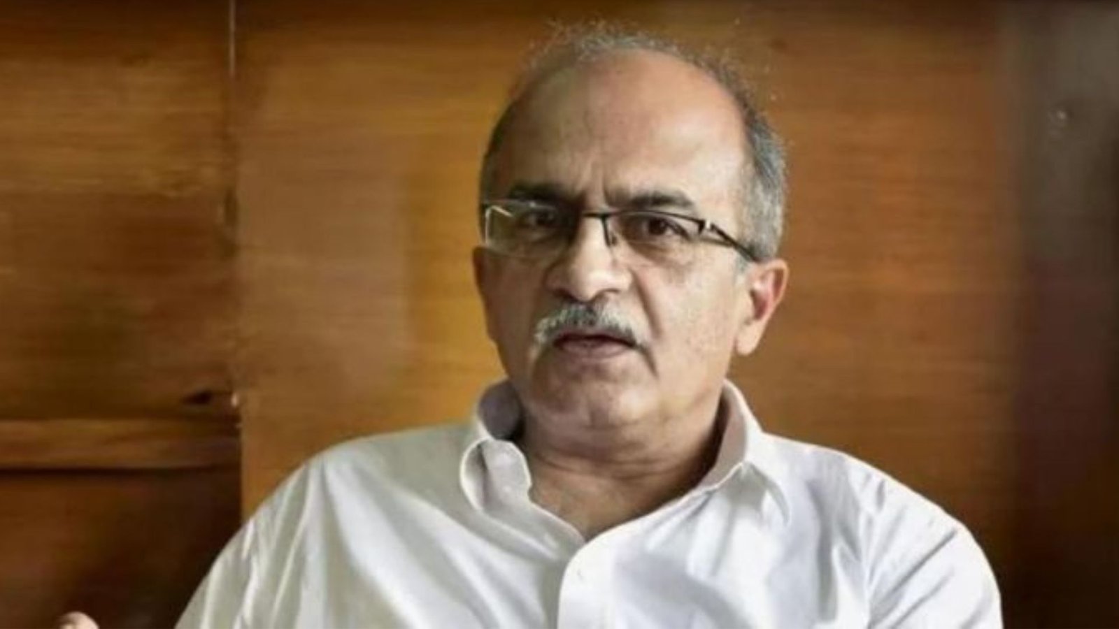 “காலக்கெடு கேட்டே காலத்தைக் கடத்துகிறார்கள்!” – பிரதமர் மோடியை வறுத்தெடுத்த பிரஷாந்த் பூஷன்: பொருளாதார வீழ்ச்சி குறித்துக் காட்டம்.