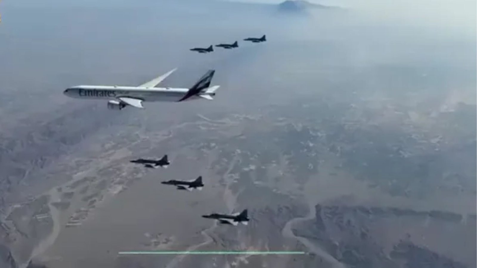 துபாய் வான்வெளியில் ‘மெய்க்காப்பாளன்’! பயணிகள் விமானத்திற்குப் பாதுகாப்பாகப் பறந்த போர் விமானம்: வைரல் வீடியோ பின்னணி.