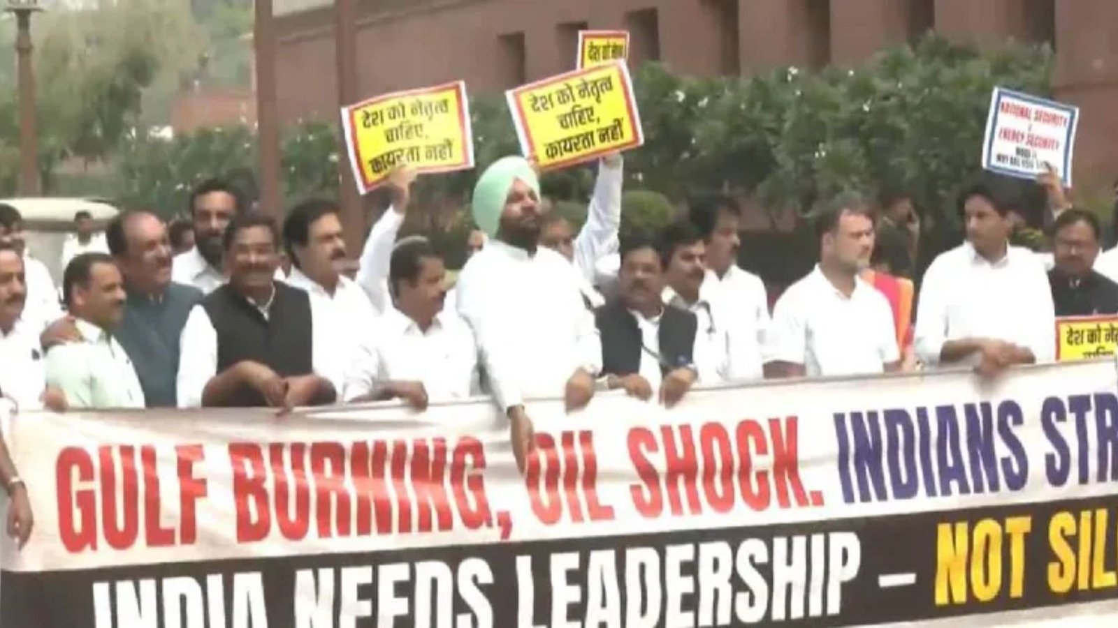 பற்றி எரியும் வளைகுடா: நாடாளுமன்றத்தில் எதிர்க்கட்சிகள் வெளிநடப்பு! ‘மௌனம் வேண்டாம்’ என ராகுல், கார்கே ஆர்ப்பாட்டம்.