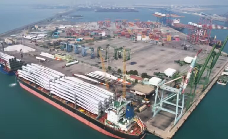 தூத்துக்குடி வ.உ.சி துறைமுகம் வரலாற்று சாதனை: ஒரே கப்பலில் 147 காற்றாலை இறக்கைகள் கையாளுதல்!