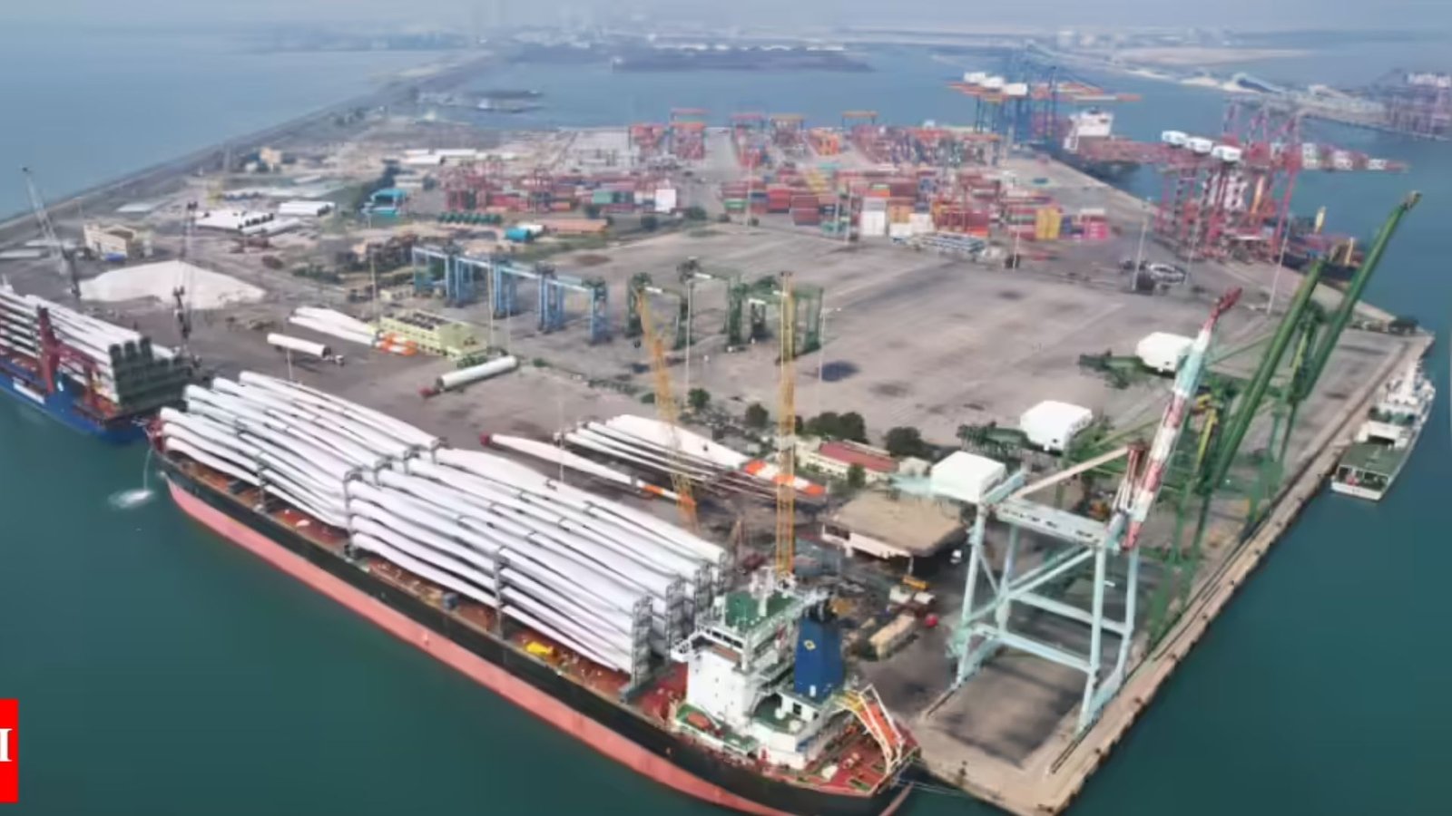 தூத்துக்குடி வ.உ.சி துறைமுகம் வரலாற்று சாதனை: ஒரே கப்பலில் 147 காற்றாலை இறக்கைகள் கையாளுதல்!