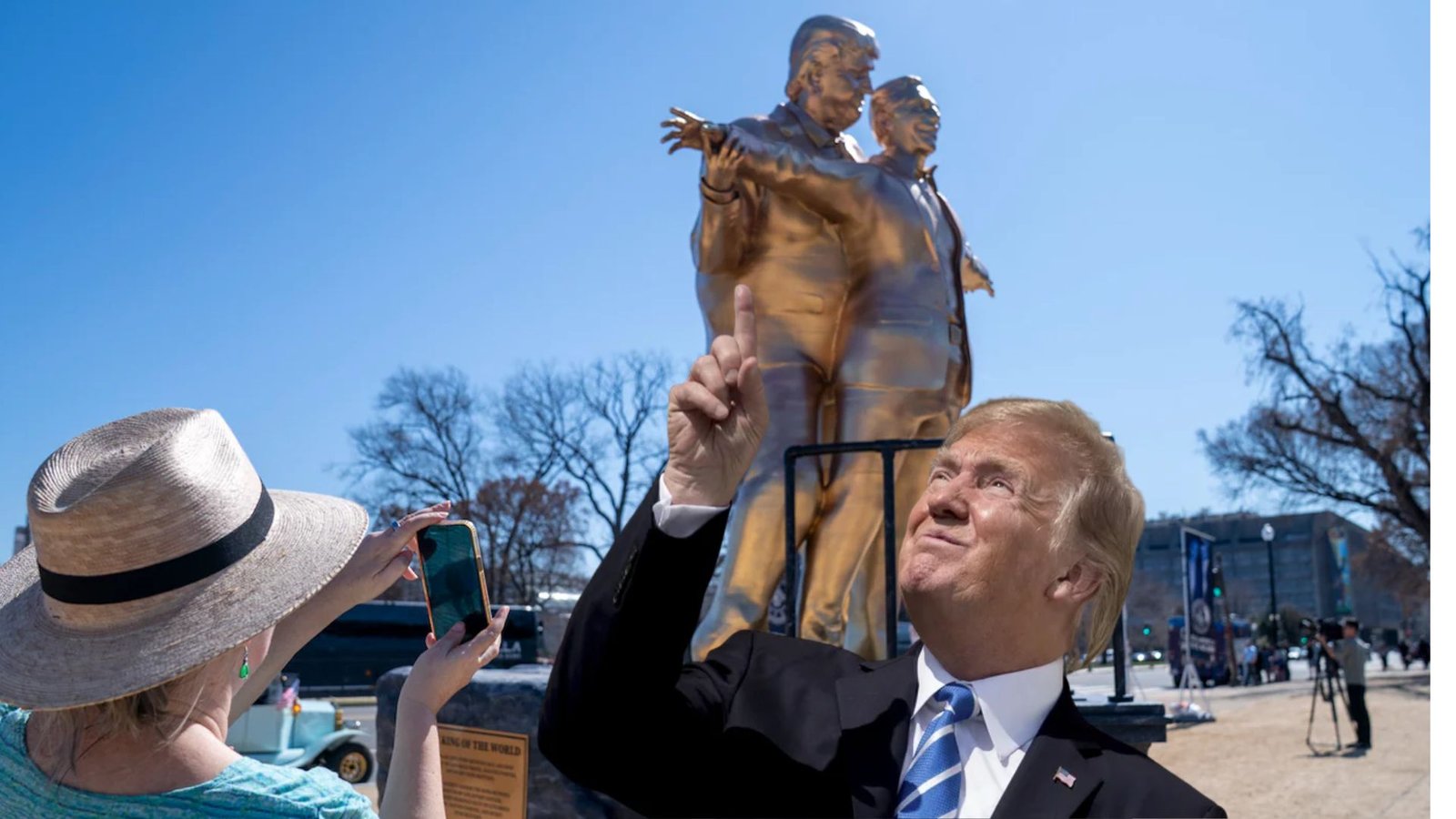 டைட்டானிக் போஸில் ட்ரம்ப் – எப்ஸ்டீன்! வாஷிங்டனில் அரங்கேறிய அரசியல் நையாண்டி.