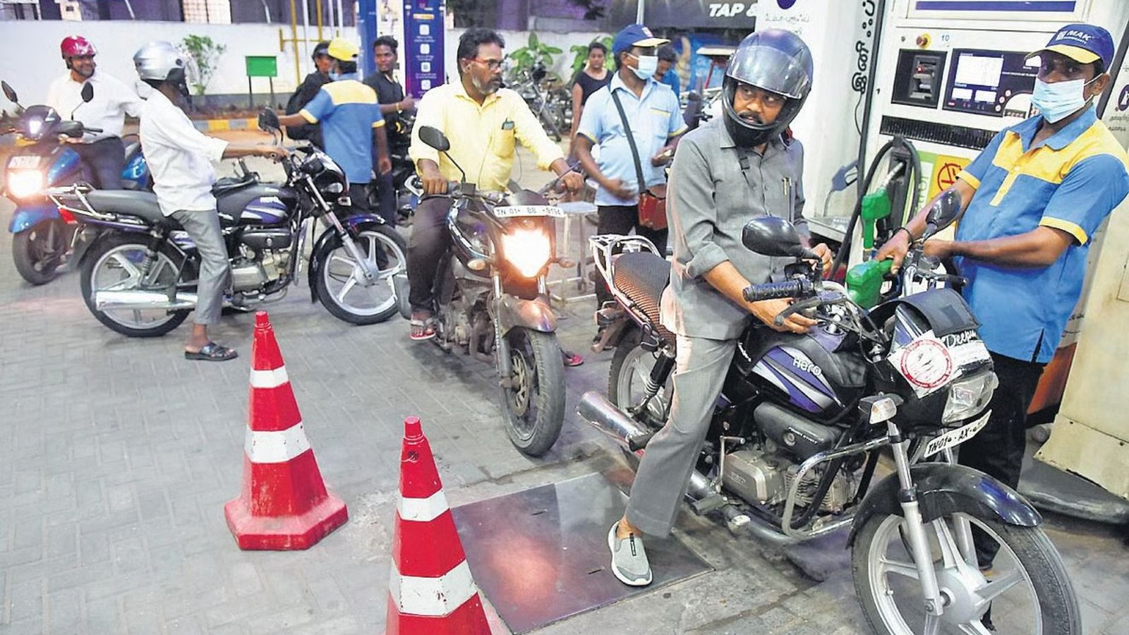 90 நாட்களுக்கு ஸ்டாக் இருக்கு!” – பெட்ரோல் தட்டுப்பாடு வதந்திகளை நம்ப வேண்டாம்: டீலர்கள் சங்கம் முக்கிய அறிவிப்பு.