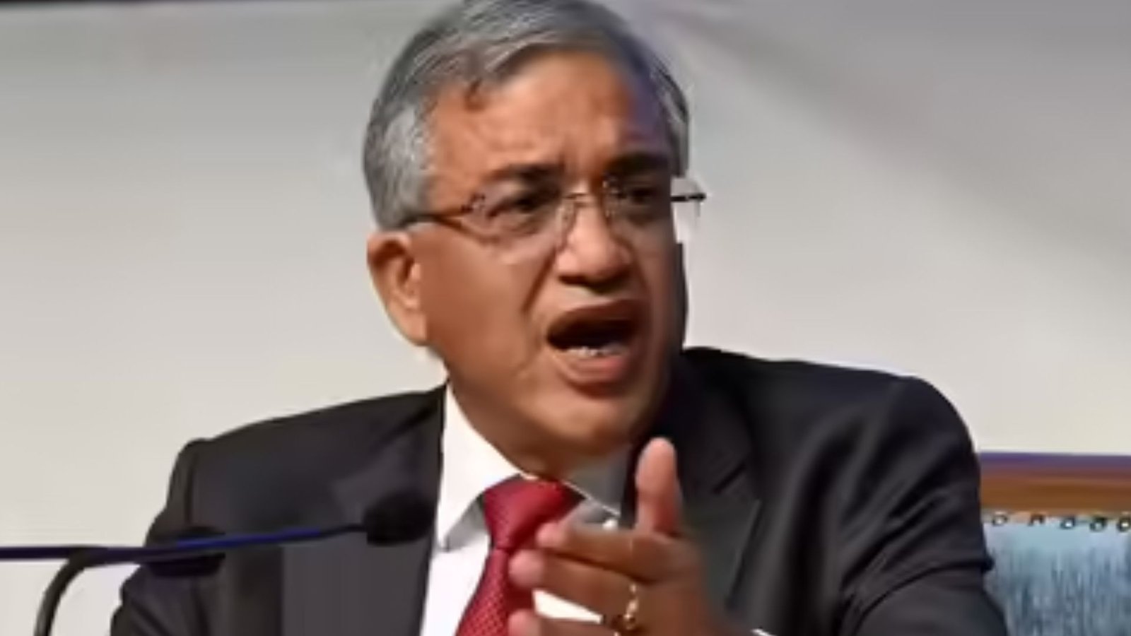 தலைமைத் தேர்தல் ஆணையர் மீது 7 அடுக்கு குற்றச்சாட்டுகள்: நாடாளுமன்றத்தில் இம்பீச்மென்ட் நோட்டீஸ் தாக்கல்!