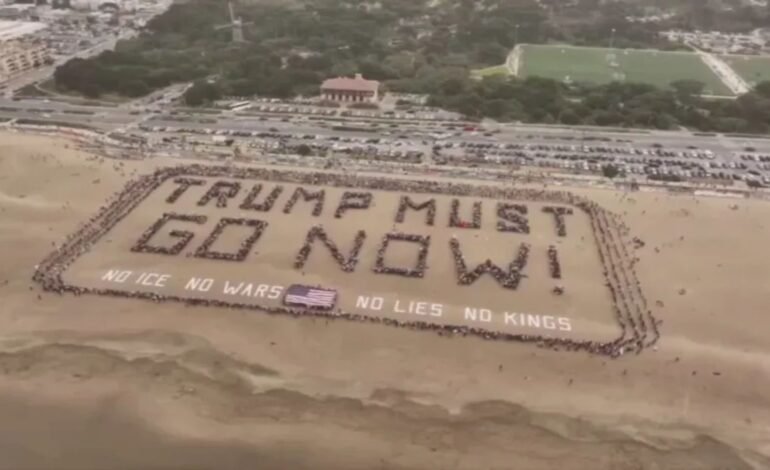 “ட்ரம்பே வெளியேறு!” – சான் பிரான்சிஸ்கோ கடற்கரையில் 600 அடி அகல வாசகத்தை உருவாக்கி ஆயிரக்கணக்கானோர் போராட்டம்.