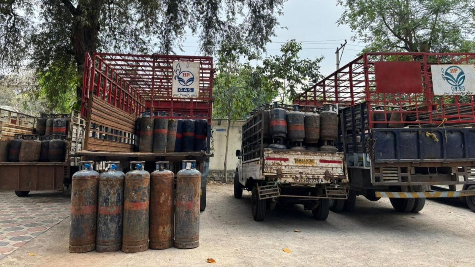 கல்லறையில் சிலிண்டர் வேட்டை! – ஹைதராபாத்தில் ரூ.22 லட்சம் மதிப்புள்ள 414 சிலிண்டர்கள் பறிமுதல்.