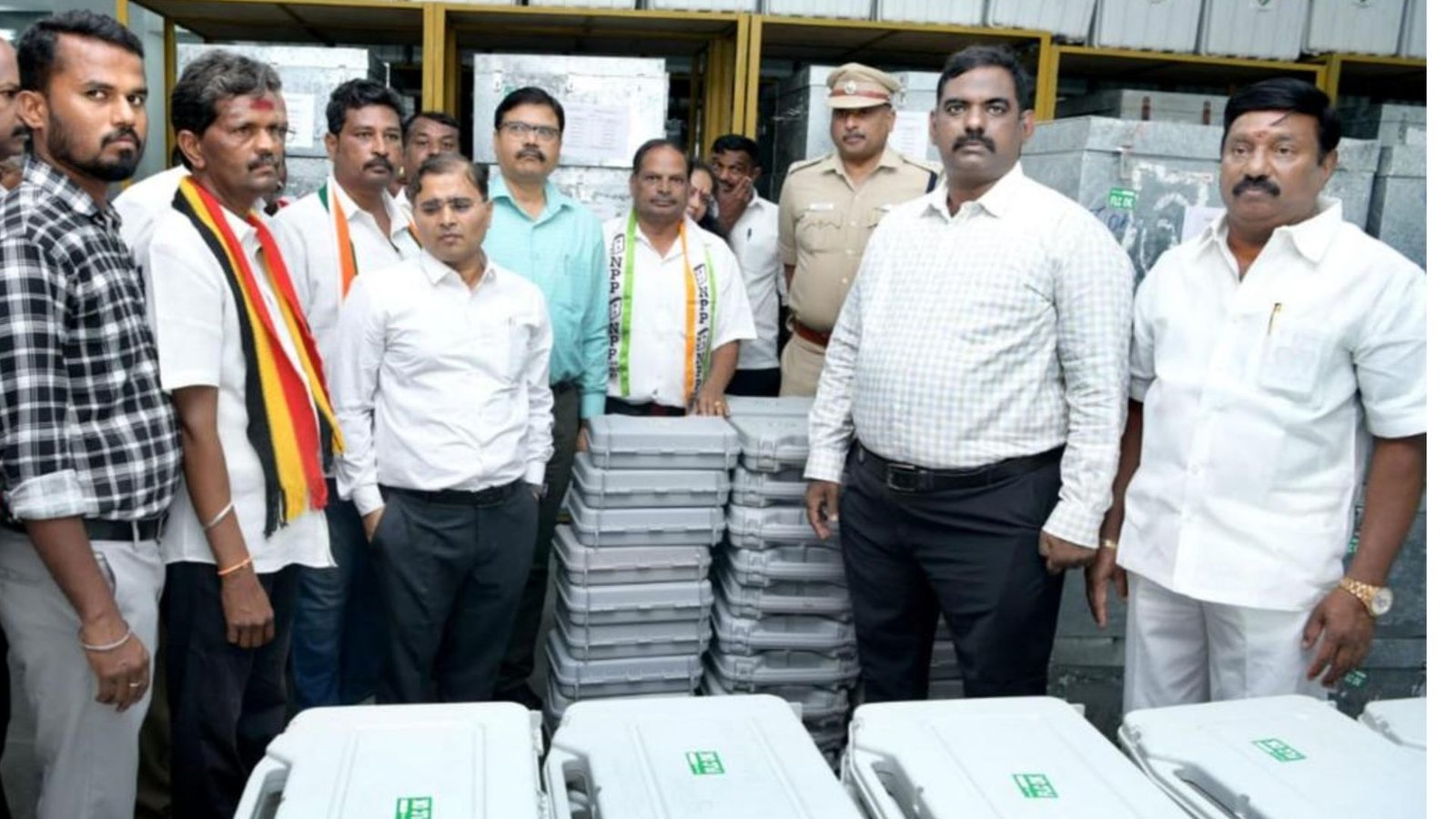 கிருஷ்ணராயபுரத்தில் தேர்தல் பறக்கும் படை அதிரடி: 52 குக்கர்கள் பறிமுதல் – அதிமுக வேட்பாளர் மீது புகார்!