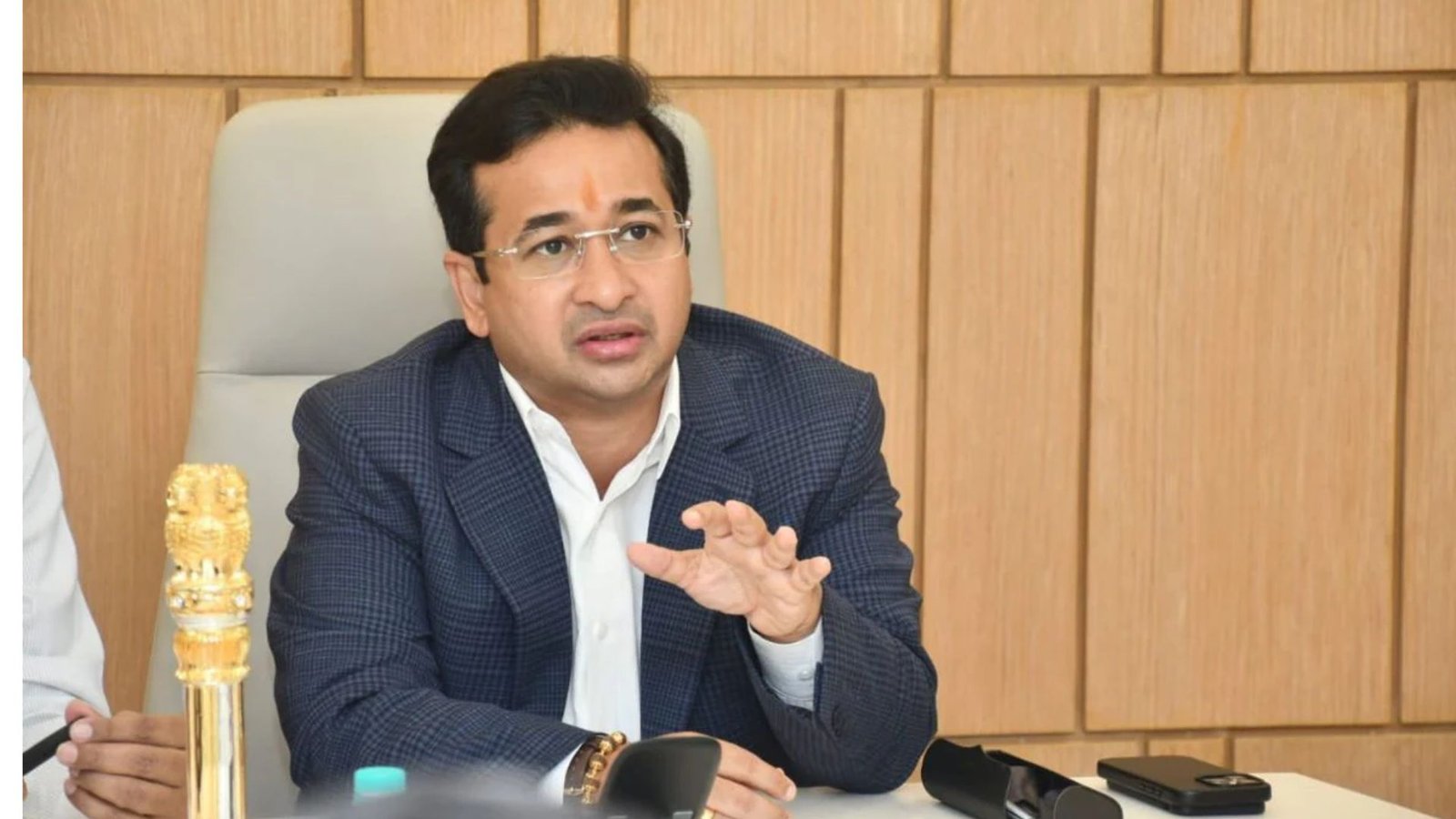 அரசு ஊழியர் மீது சேற்றை ஊற்றிய வழக்கு: பாஜக அமைச்சர் நிதேஷ் ராணேவுக்கு ஒரு மாத சிறை!