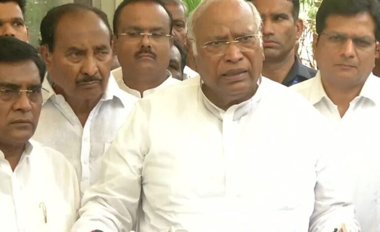 “திமுகவுக்குப் பெரும்பான்மை உறுதி!” – தேர்தலுக்குப் பிந்தைய கருத்துக்கணிப்புகள் குறித்து மல்லிகார்ஜுன கார்கே பேட்டி.