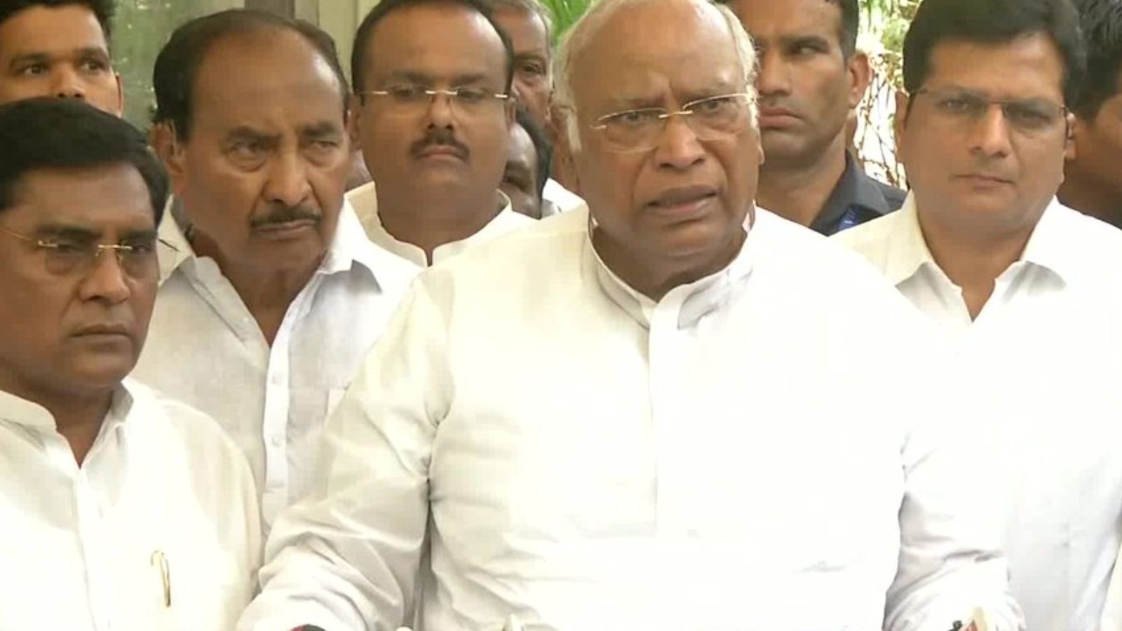 “திமுகவுக்குப் பெரும்பான்மை உறுதி!” – தேர்தலுக்குப் பிந்தைய கருத்துக்கணிப்புகள் குறித்து மல்லிகார்ஜுன கார்கே பேட்டி.