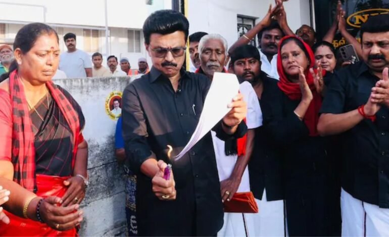 “இந்தி எதிர்ப்புப் போர் மீண்டும் தொடங்கும்!” – தொகுதி மறுவரையறை மசோதா நகலை எரித்து முதல்வர் ஸ்டாலின் ஆவேசப் பதிவு.