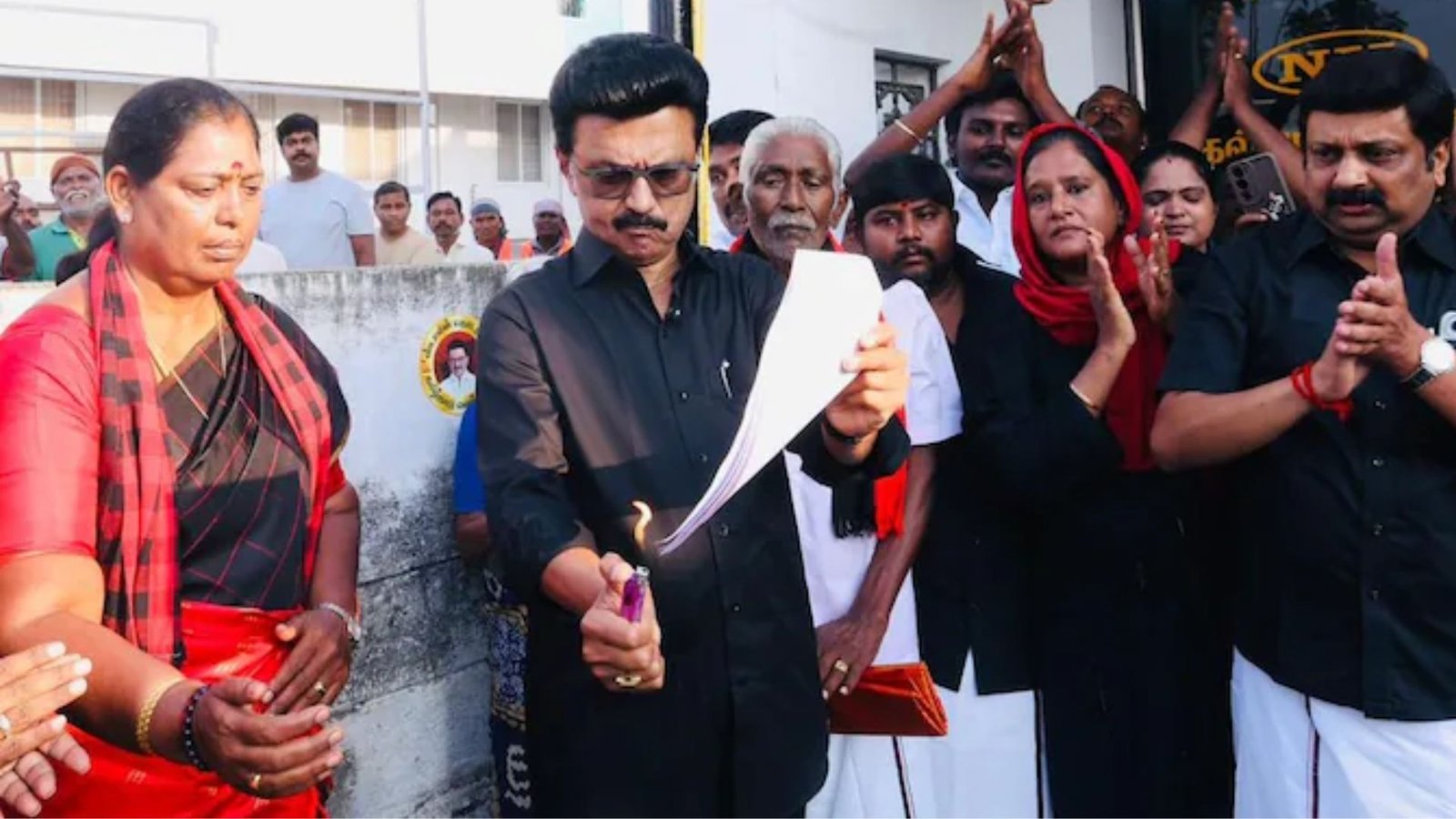 “இந்தி எதிர்ப்புப் போர் மீண்டும் தொடங்கும்!” – தொகுதி மறுவரையறை மசோதா நகலை எரித்து முதல்வர் ஸ்டாலின் ஆவேசப் பதிவு.