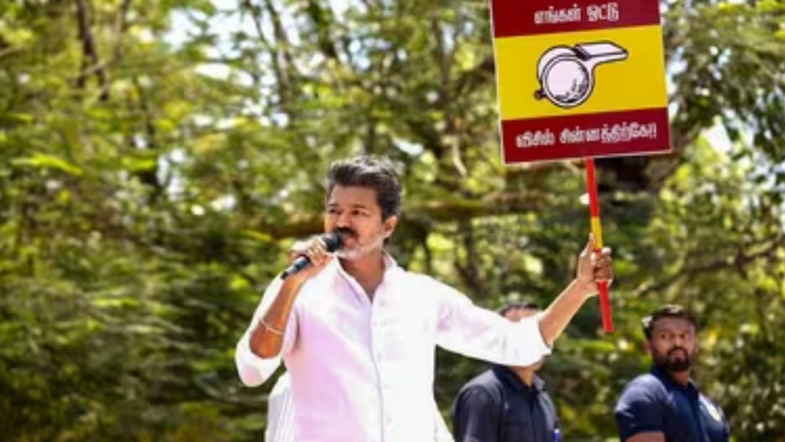 விஜய்யின் அதிரடி தேர்தல் அறிக்கை: 200 யூனிட் இலவச மின்சாரம் & ஒரு பவுன் தங்கம் – தவெக-வின் முக்கிய வாக்குறுதிகள்!