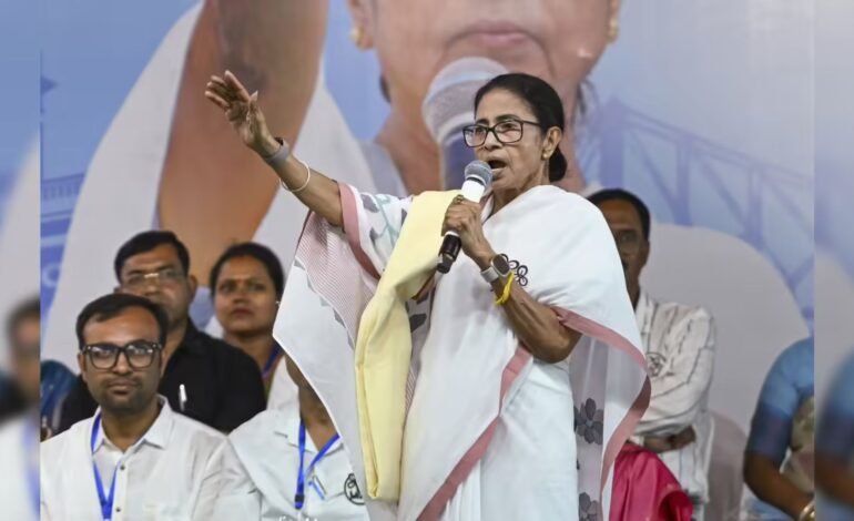 “வங்காளத்தைப் பிரிக்கச் சதியா?” – மம்தா பானர்ஜி ஆவேசம்: இரு அவைகளிலும் மசோதாவிற்கு எதிராக வாக்களிக்க திரிணமூல் முடிவு.