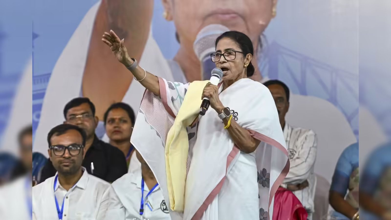 “வங்காளத்தைப் பிரிக்கச் சதியா?” – மம்தா பானர்ஜி ஆவேசம்: இரு அவைகளிலும் மசோதாவிற்கு எதிராக வாக்களிக்க திரிணமூல் முடிவு.