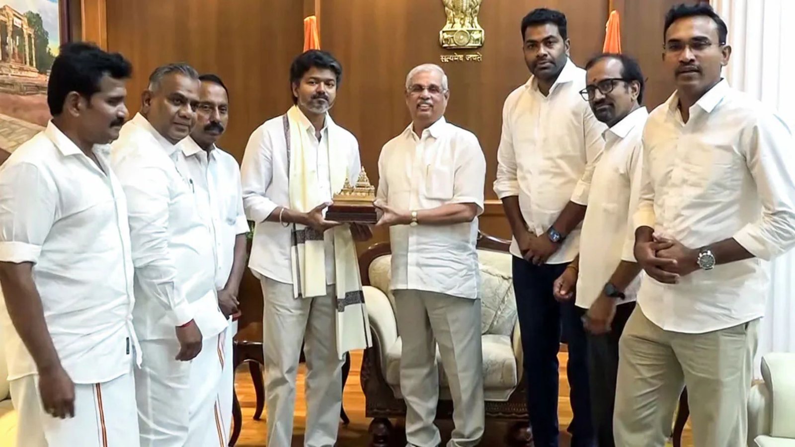 மூன்றாவது முறையாக ஆளுநரைச் சந்திக்கும் விஜய்! – 4.30 மணிக்கு வெளியாகும் ‘பதவியேற்பு’ ரகசியம்?