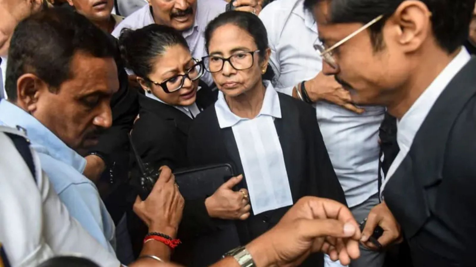 கல்கத்தா உயர் நீதிமன்றத்தில் பரபரப்பு: மம்தா பானர்ஜிக்கு எதிராக ‘சோர் சோர்’ முழக்கங்கள்!