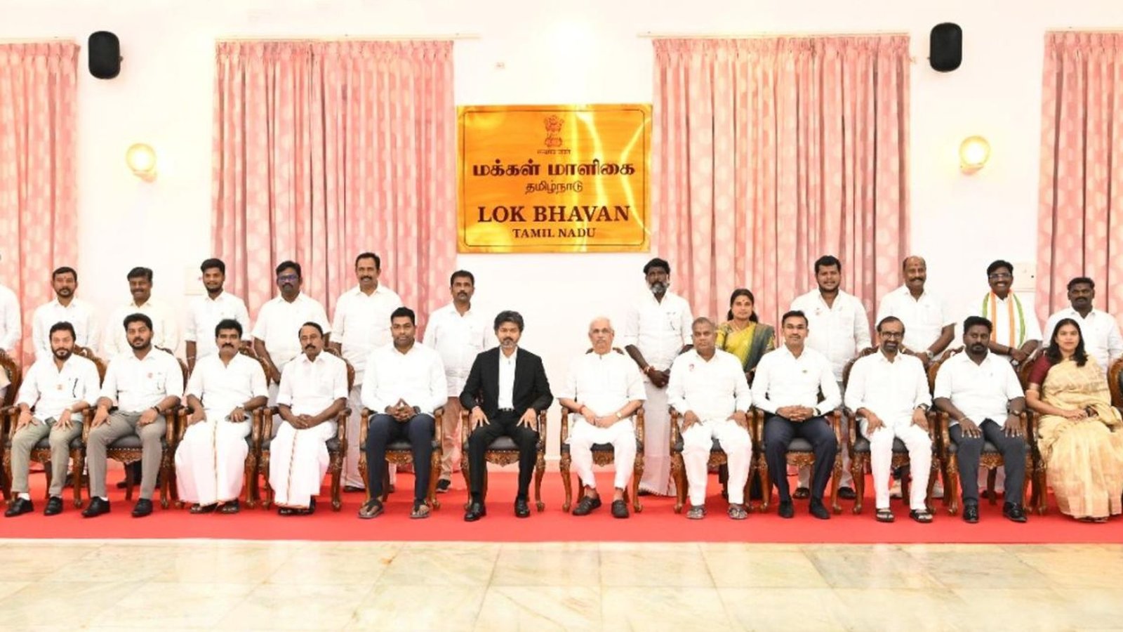 ஒரே நாளில் திமுக, அதிமுகவுக்கு ‘செக்’ வைத்த விஜய்!