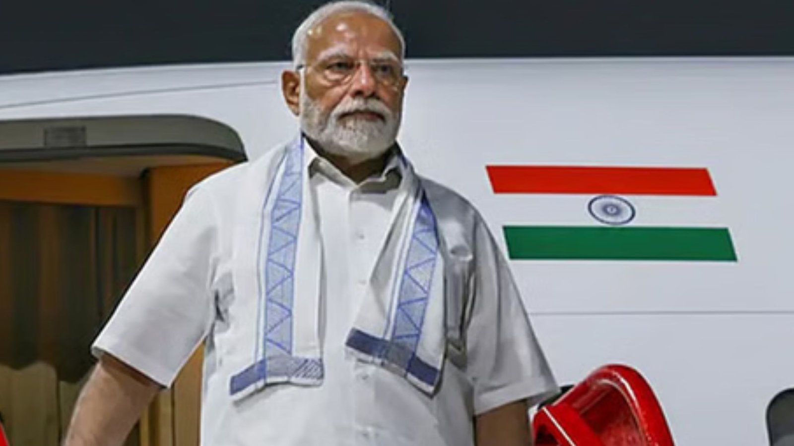 பிராண்ட் மோடிக்கு அச்சுறுத்தலாகும் தேர்வு முறைகேடுகள்! ‘ரெயின்கோட்’ மன்மோகன் சிங் வரலாறு திரும்புகிறதா? ஒரு சிறப்புப் பார்வை!
