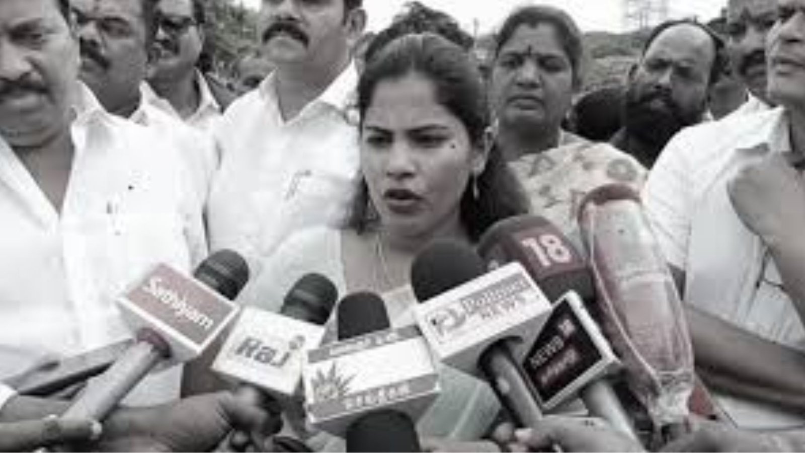 எம்எல்ஏ-வுக்கு மெழுகுவர்த்தி தராதது ஒரு பிரச்சினையா? திரு.வி.க.நகர் பள்ளி விழாவில் நடந்தது என்ன? மேயர் பிரியா அதிரடி விளக்கம்!